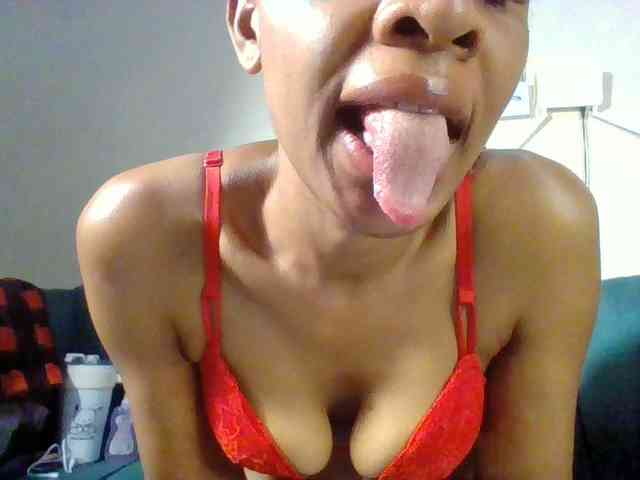 Hottiequeen011 webcam