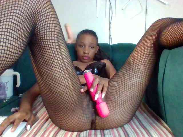 Hottiequeen011 webcam