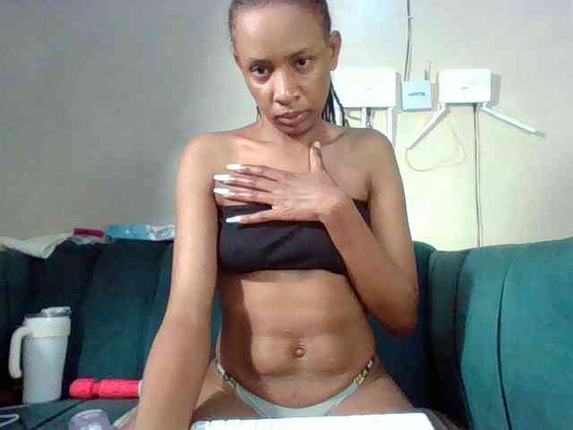 Hottiequeen011 webcam