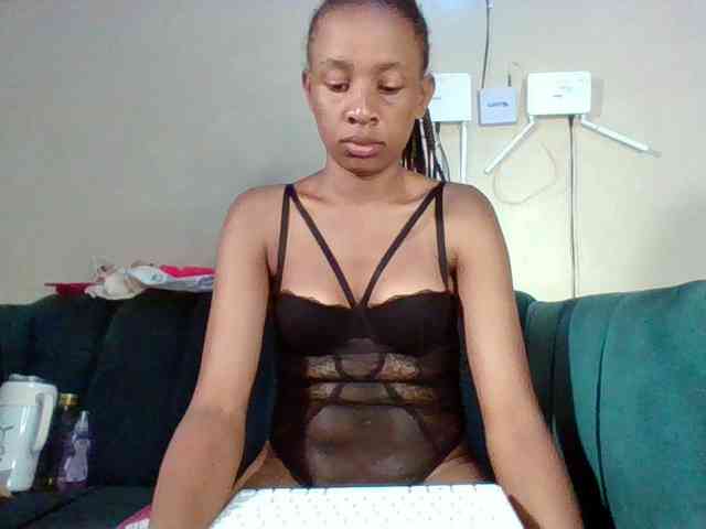 Hottiequeen011 webcam