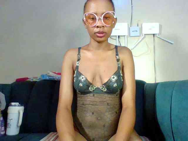 Hottiequeen011 webcam