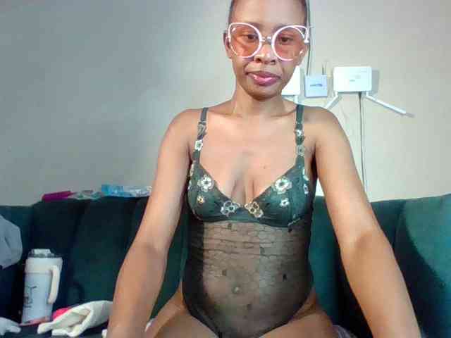 Hottiequeen011 webcam