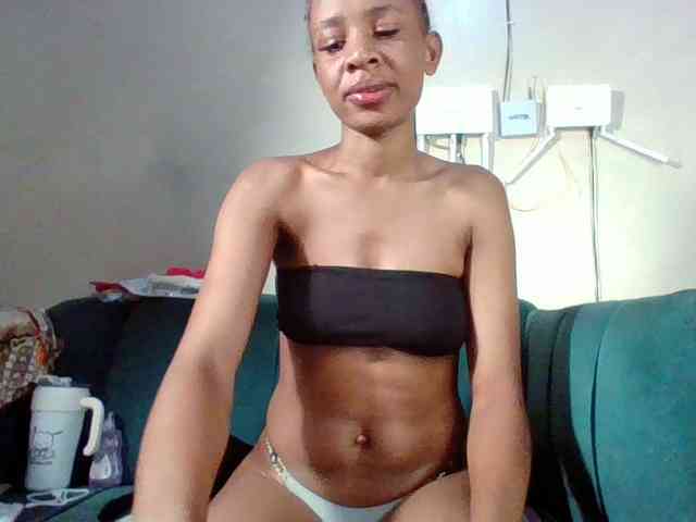 Hottiequeen011 webcam