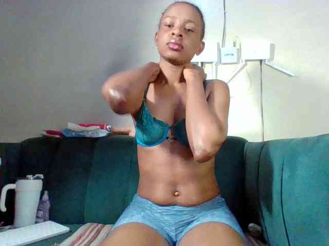 Hottiequeen011 webcam