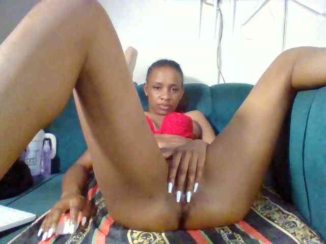 Hottiequeen011 webcam