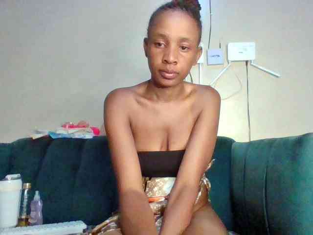 Hottiequeen011 webcam