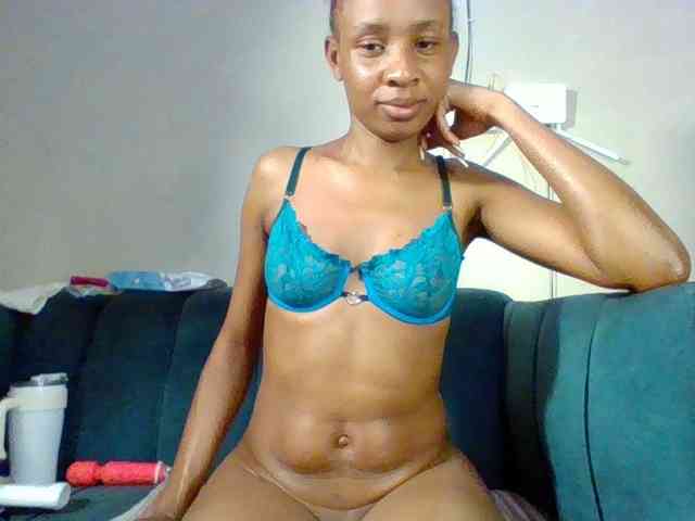 Hottiequeen011 webcam