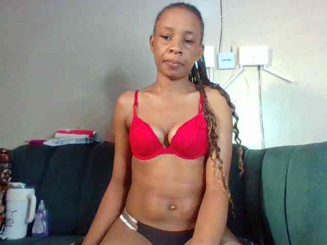 Hottiequeen011 webcam