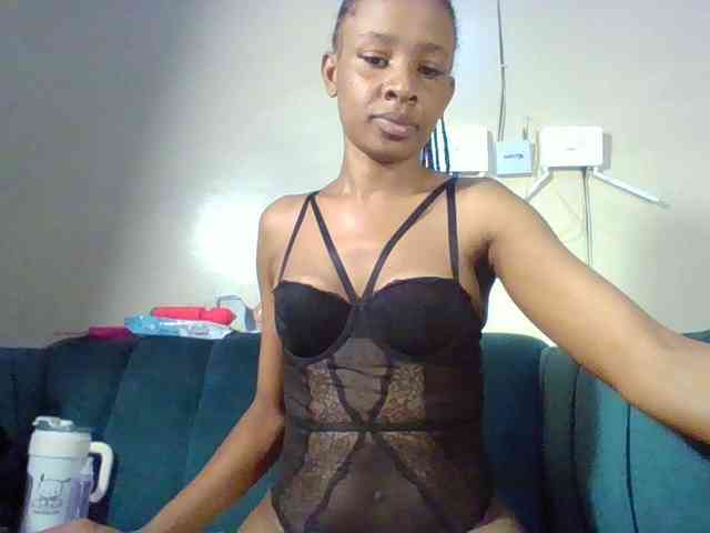 Hottiequeen011 webcam