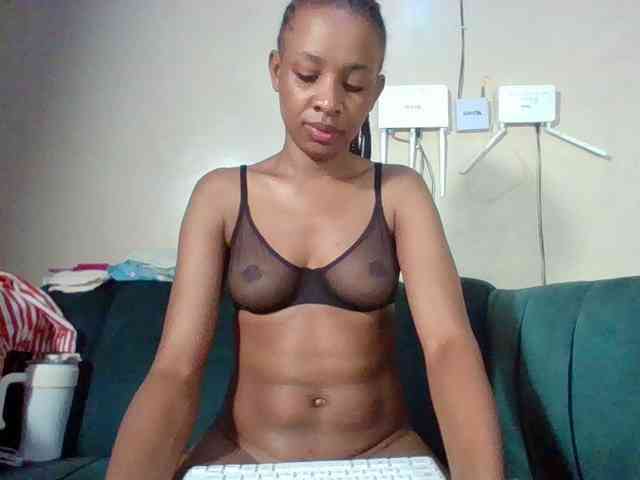 Hottiequeen011 webcam