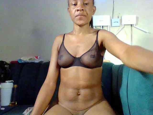 Hottiequeen011 webcam