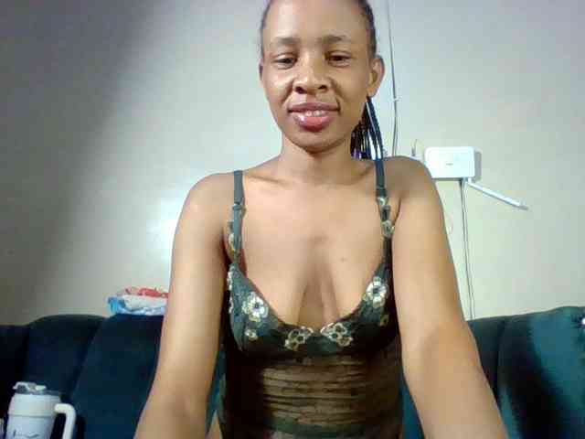 Hottiequeen011 webcam