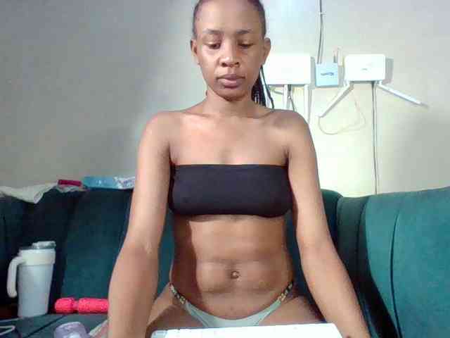 Hottiequeen011 webcam