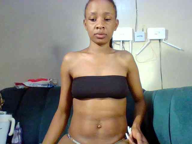 Hottiequeen011 webcam