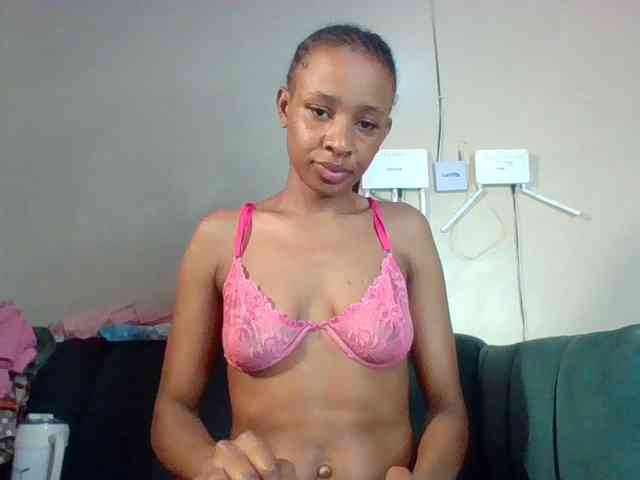 Hottiequeen011 webcam