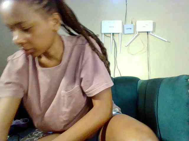 Hottiequeen011 webcam