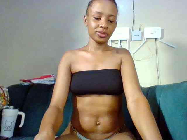 Hottiequeen011 webcam