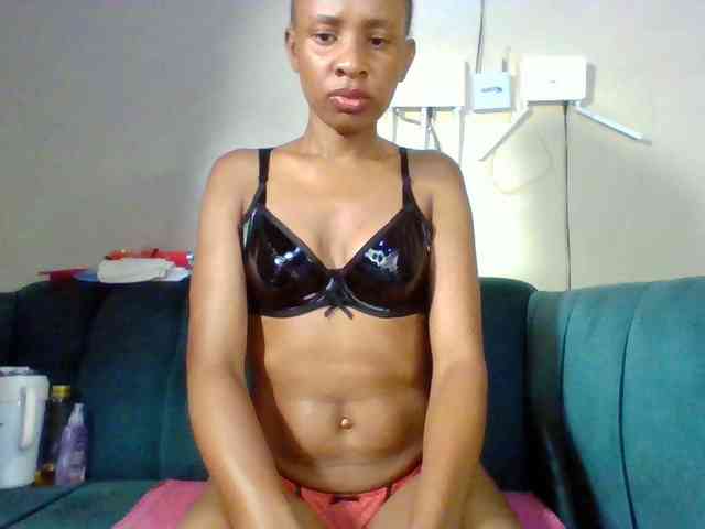 Hottiequeen011 webcam