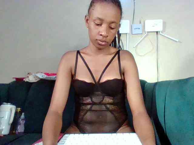 Hottiequeen011 webcam