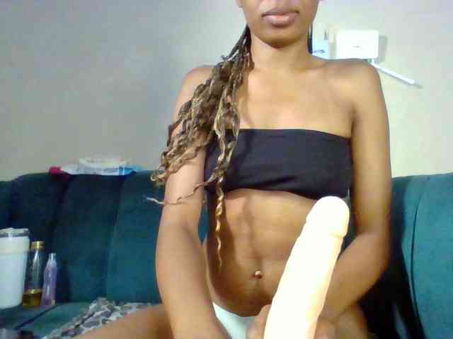 Hottiequeen011 webcam