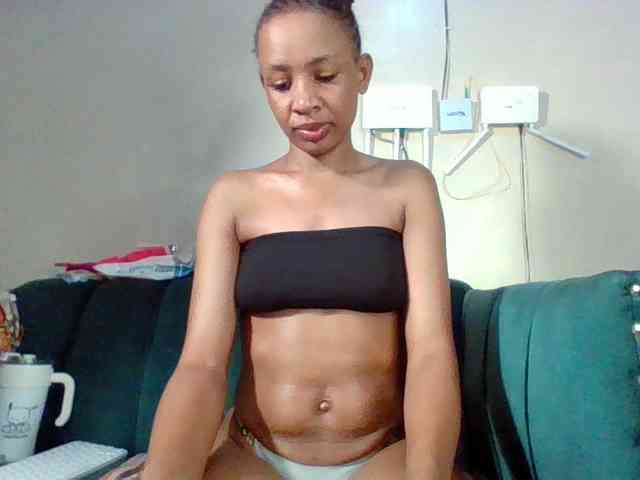 Hottiequeen011 webcam