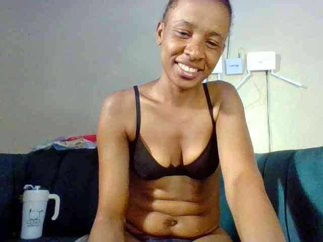 Hottiequeen011 webcam