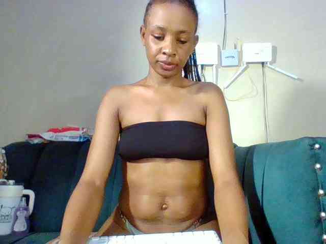 Hottiequeen011 webcam