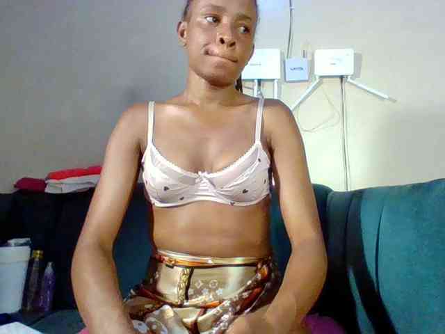 Hottiequeen011 webcam