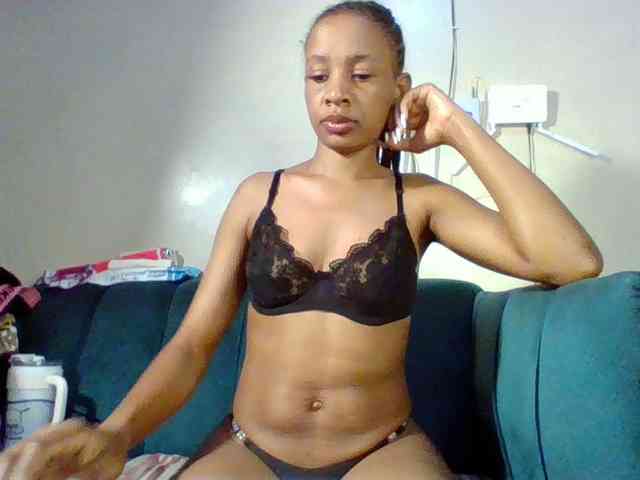 Hottiequeen011 webcam