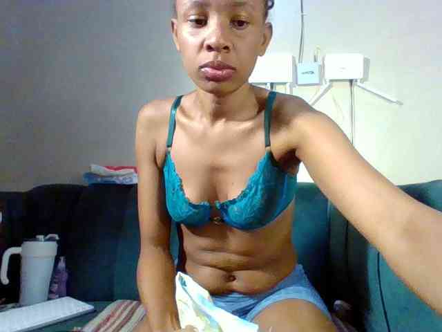 Hottiequeen011 webcam