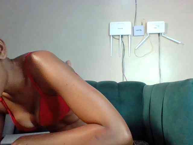 Hottiequeen011 webcam