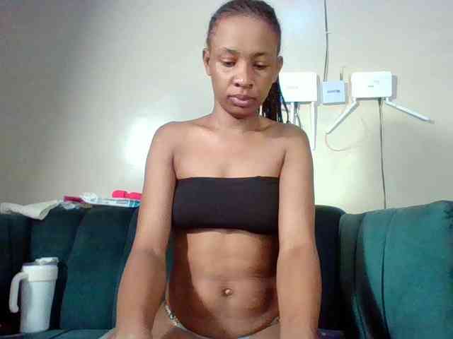 Hottiequeen011 webcam