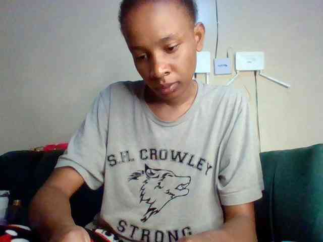 Hottiequeen011 webcam