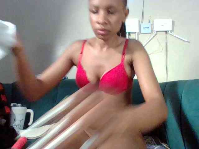 Hottiequeen011 webcam