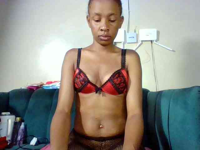 Hottiequeen011 webcam