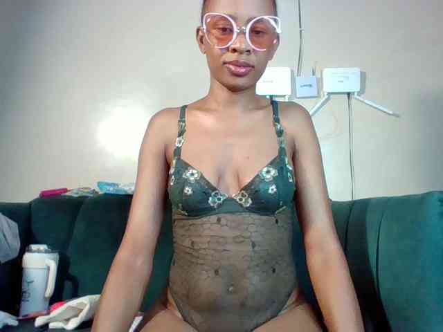 Hottiequeen011 webcam