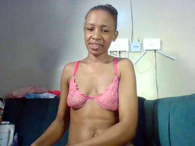 Hottiequeen011 webcam