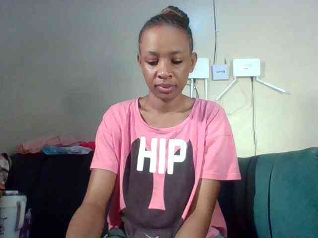 Hottiequeen011 webcam