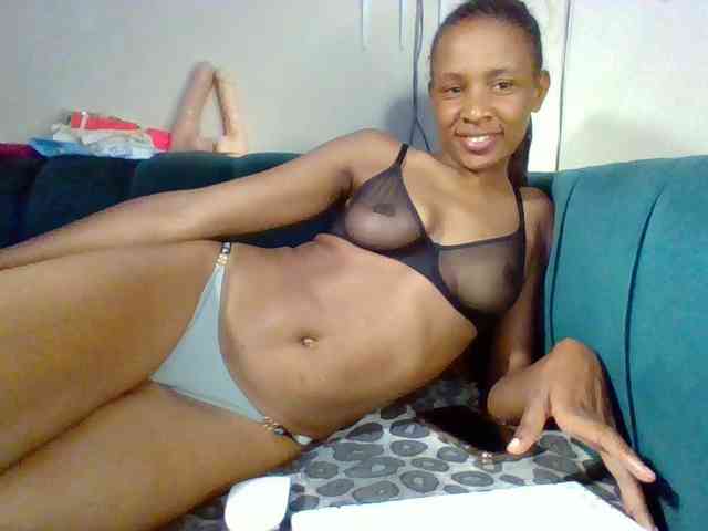 Hottiequeen011 webcam