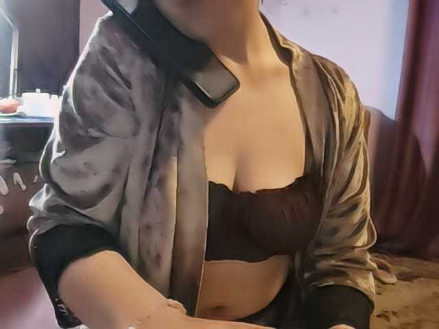 Kitti-'s BongaCams show and profile