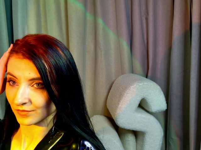 NicoleLuxe's BongaCams show and profile