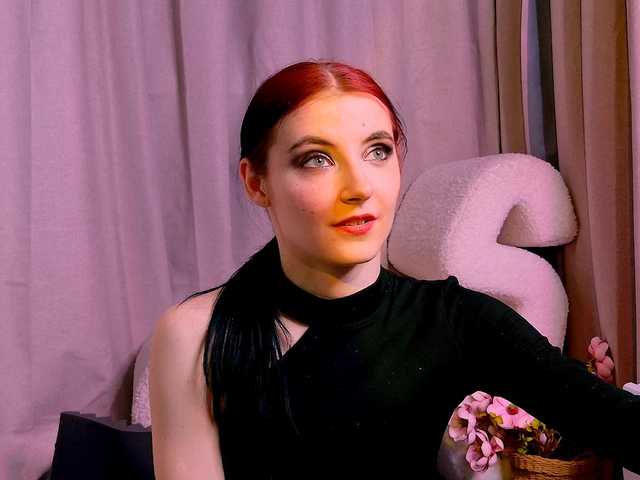 NicoleLuxe's BongaCams show and profile