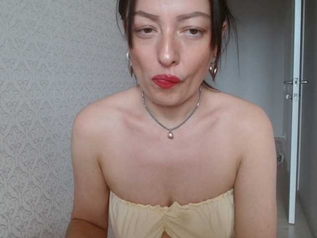 HoneyMuse's BongaCams show and profile