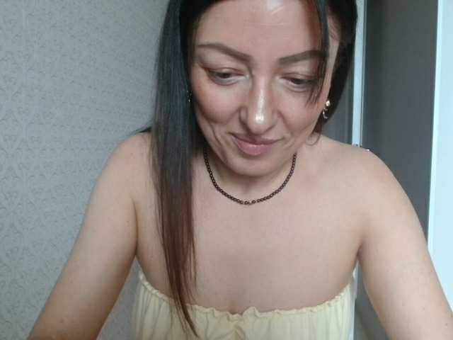 HoneyMuse's BongaCams show and profile