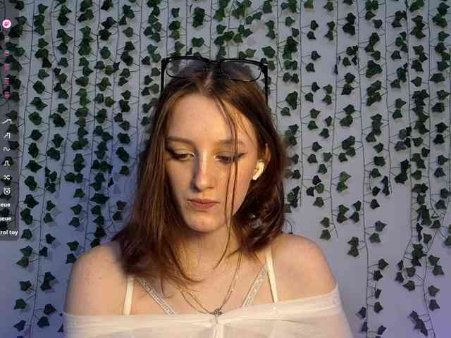 live strip chat VikkiShon