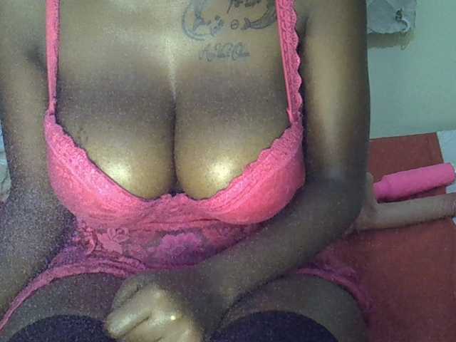 Sexxyglow's BongaCams show and profile