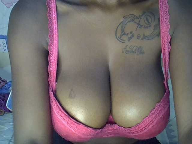 Sexxyglow's BongaCams show and profile