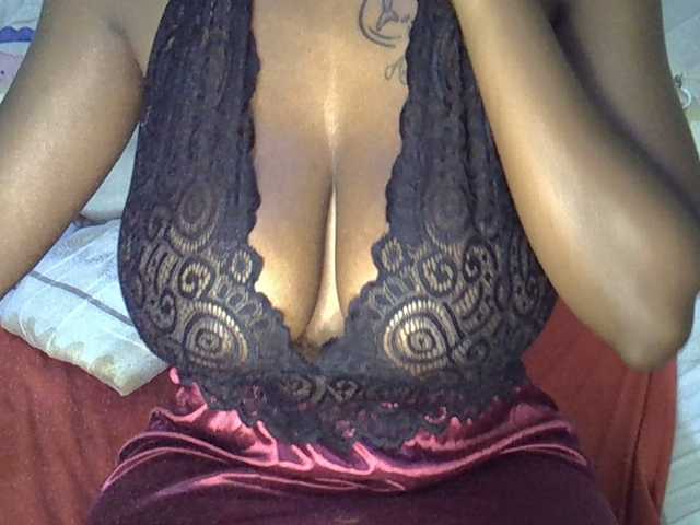 Sexxyglow's BongaCams show and profile