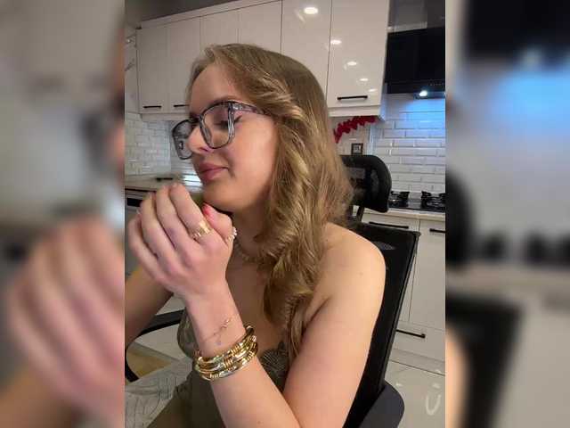 Lunaaaura's BongaCams show and profile