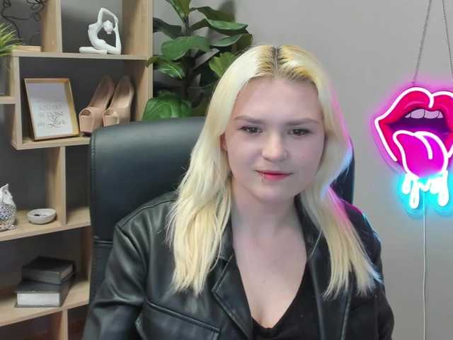 SweetLilyxo's BongaCams show and profile